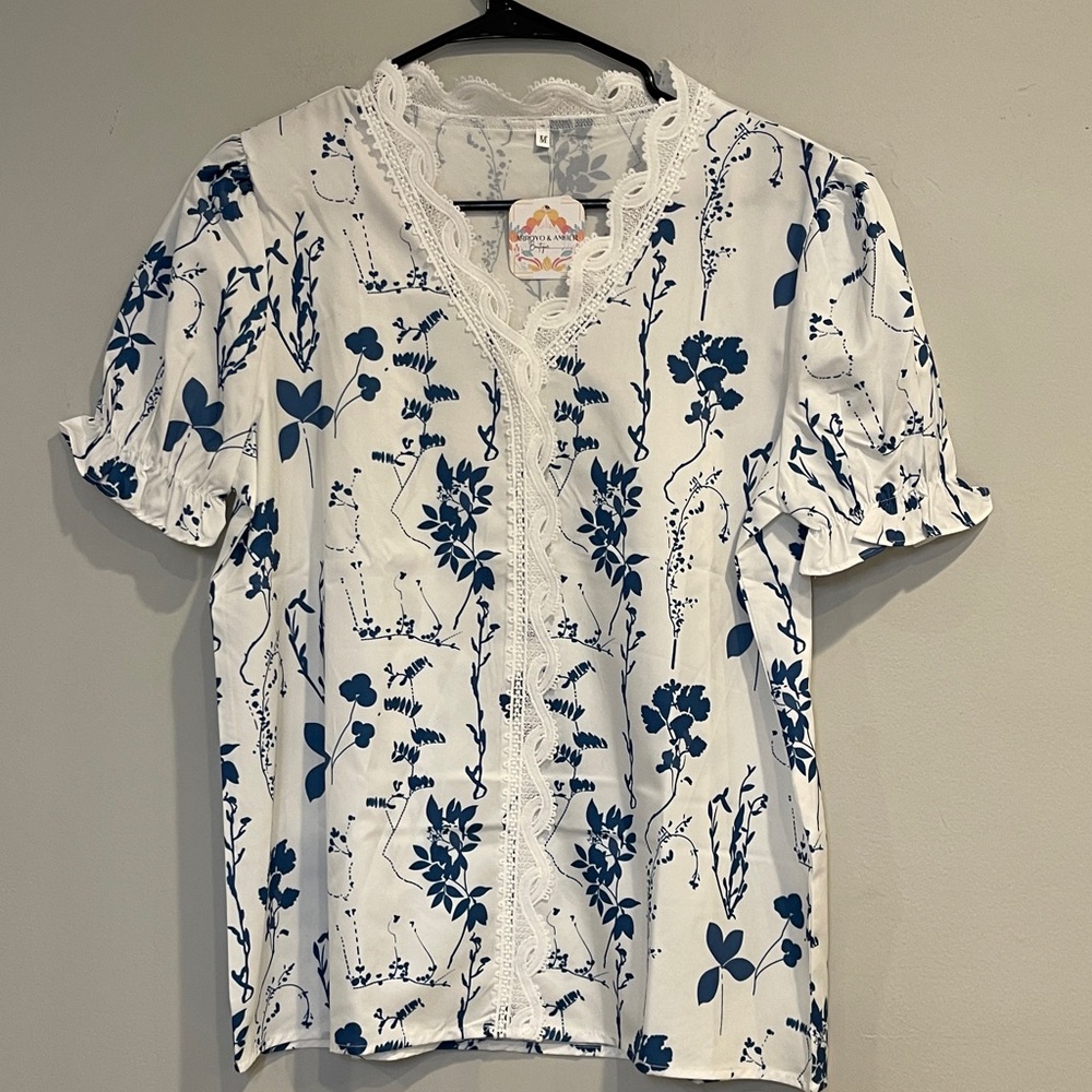 NWT Arroyo & Amber Lace Trim Floral Blouse Size M
